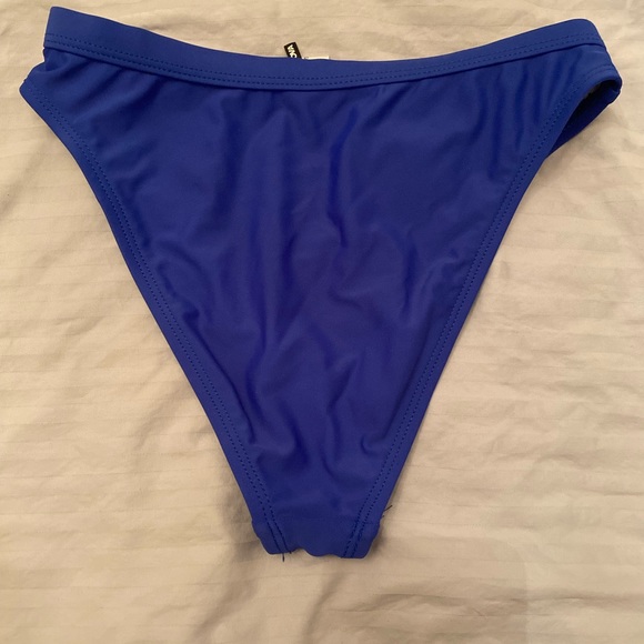 Bikini - Picture 3 of 3